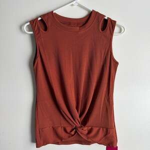 Mundefei's Rust Brown Ribbed Sleeveless Twist Front Cut-Out Shoulder Tank Top